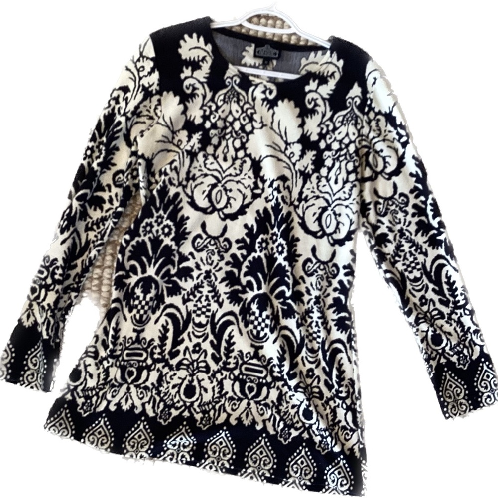 Angie Swing Top - Bold B&W print
